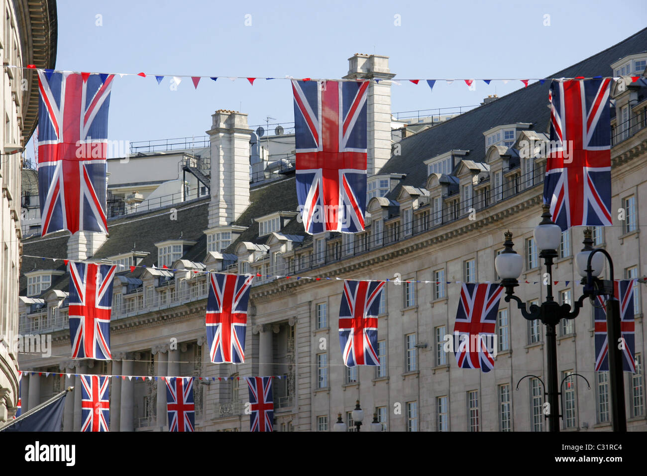 Union Jack Flag e pavese di volare al di sopra di Regent Street per il Royal Wedding, London, Regno Unito Foto Stock