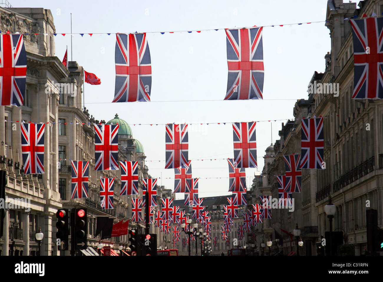 Union Jack Flag e pavese di volare al di sopra di Regent Street per il Royal Wedding, London, Regno Unito Foto Stock