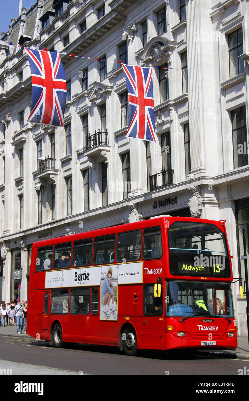 Union Jack flag bunting al di sopra di un bus londinese di Regent Street per il Royal Wedding, London, Regno Unito Foto Stock