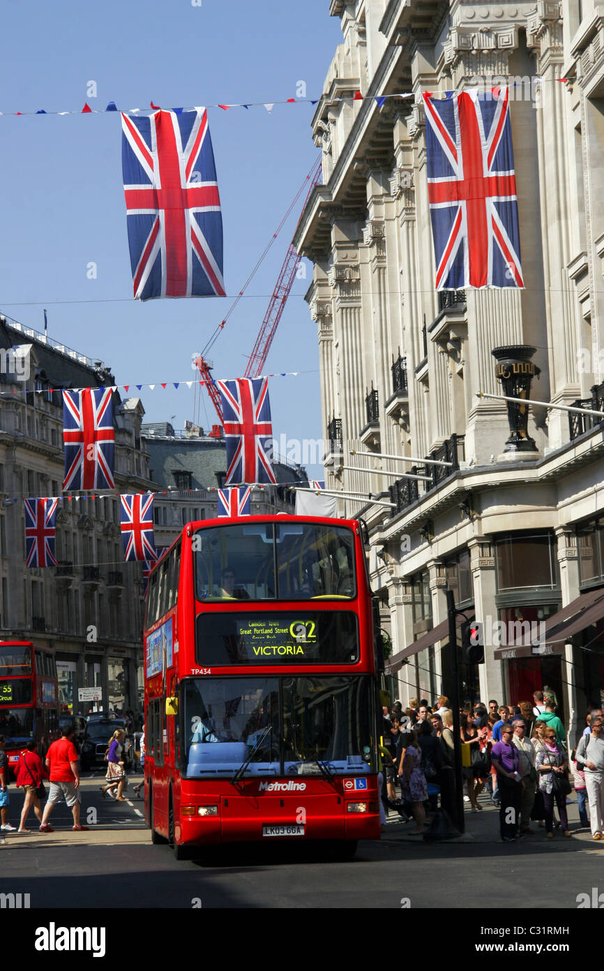 Union Jack flag bunting al di sopra di un autobus di Londra, a Regent Street per il Royal Wedding Foto Stock