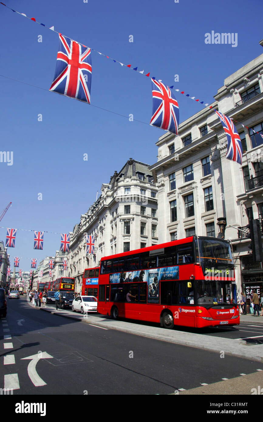 Union Jack flag bunting al di sopra di Regent Street per il Royal Wedding, London, Regno Unito Foto Stock