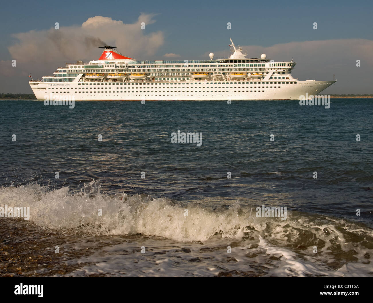 Fred Olson nave da crociera Balmoral lasciando Southampton e passando Calshot Spit Inghilterra Hampshire REGNO UNITO Foto Stock