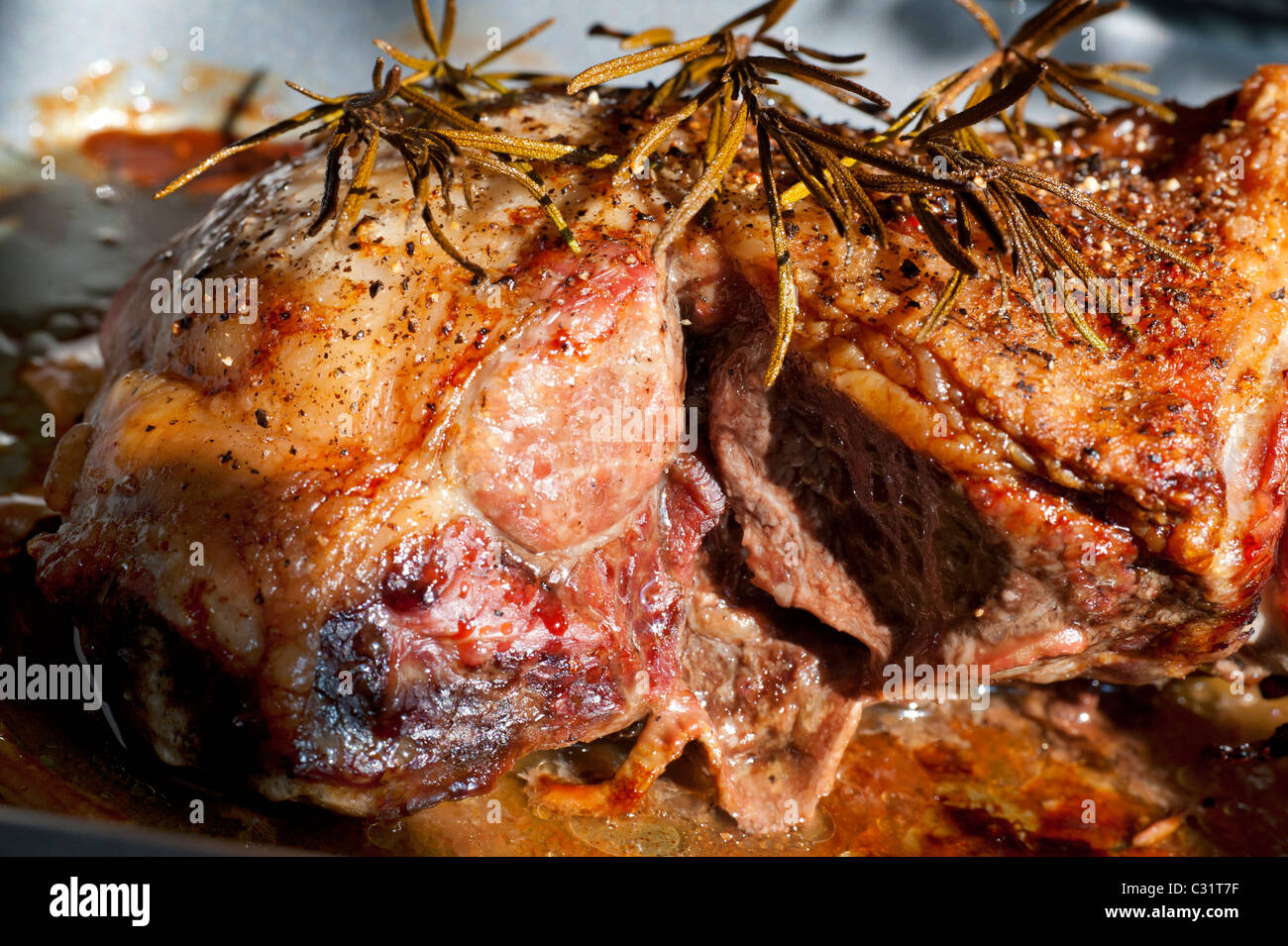Carni arrosto di agnello articolazione spalla preparato con rosmarino e erbe direttamente dal forno Foto Stock