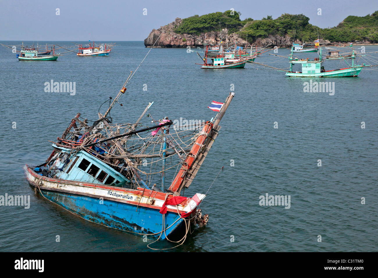 Una barca ARENATA, PORTO DI PESCA DI BANG SAPHAN, Thailandia, ASIA Foto Stock