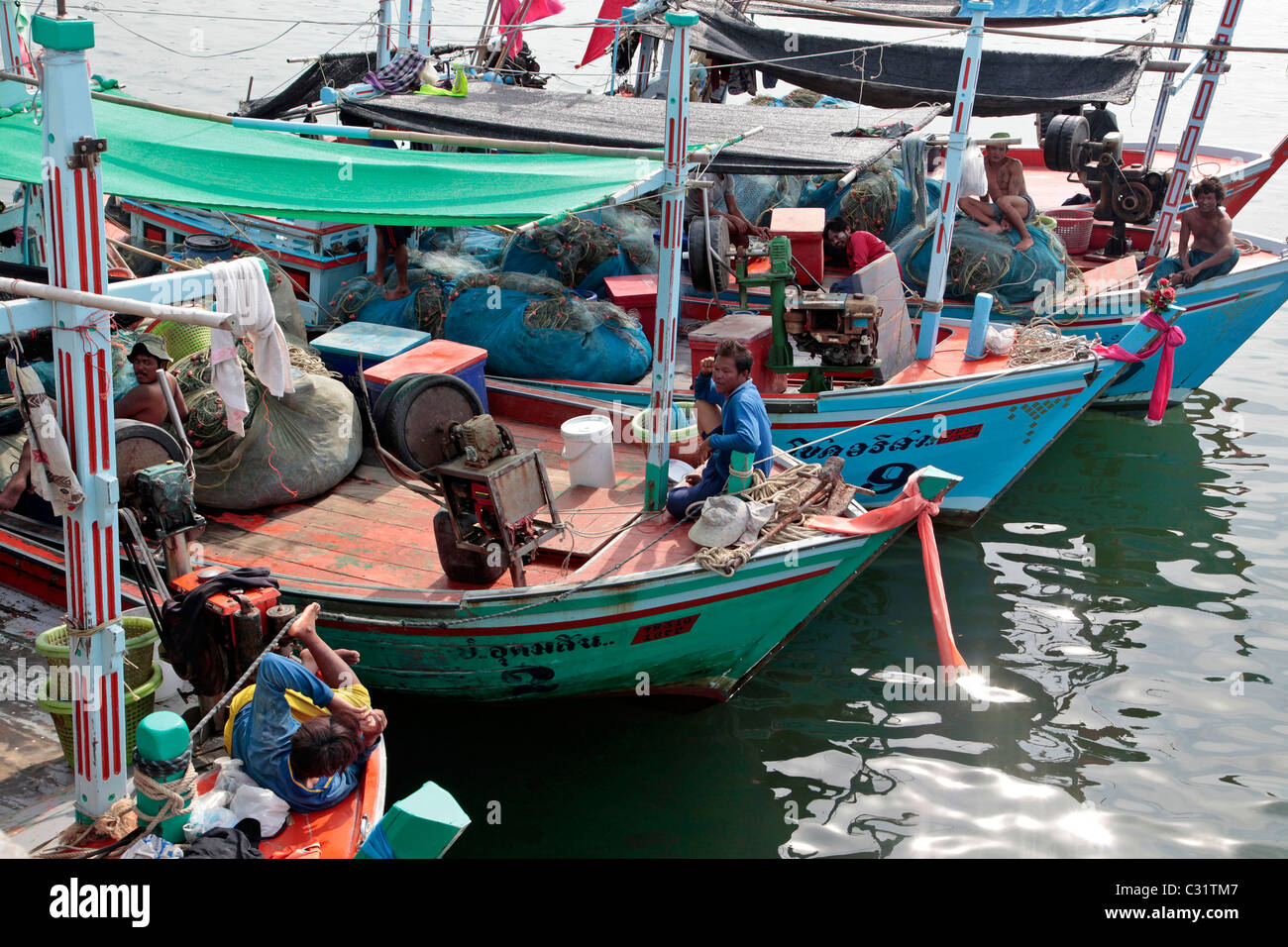 I pescatori birmani sulla loro barca, birmano la manodopera è più conveniente, PORTO DI PESCA DI BANG SAPHAN, Thailandia, ASIA Foto Stock