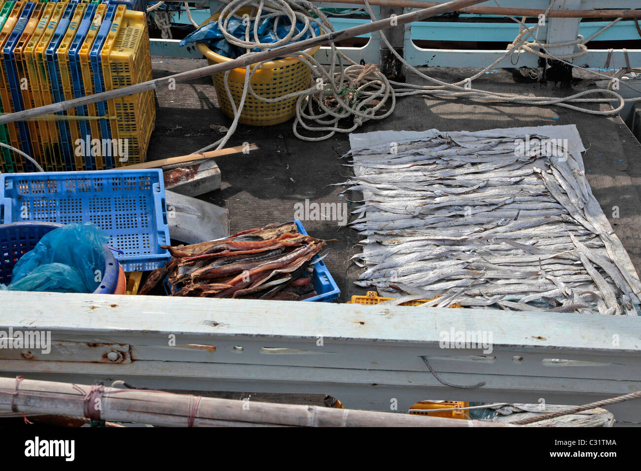 Essiccazione di pesce su una barca, porto di pesca di BANG SAPHAN, Thailandia, ASIA Foto Stock