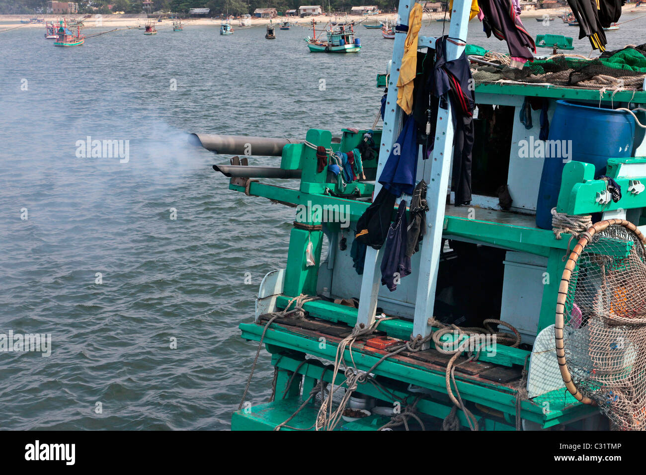 Barca da pesca nel porto di BANG SAPHAN, Thailandia, ASIA Foto Stock