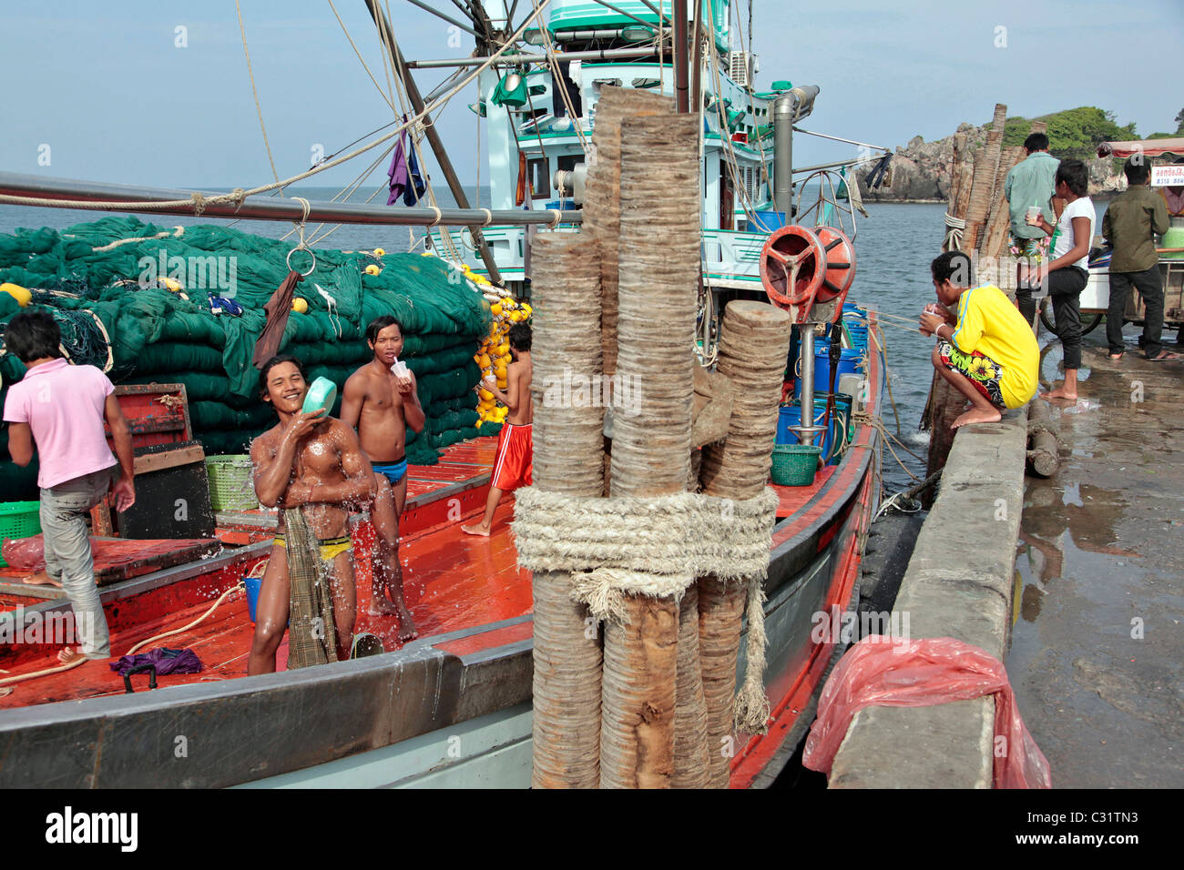 Pescatore birmano su una barca, birmano la manodopera è più conveniente, PORTO DI PESCA DI BANG SAPHAN, Thailandia, ASIA Foto Stock