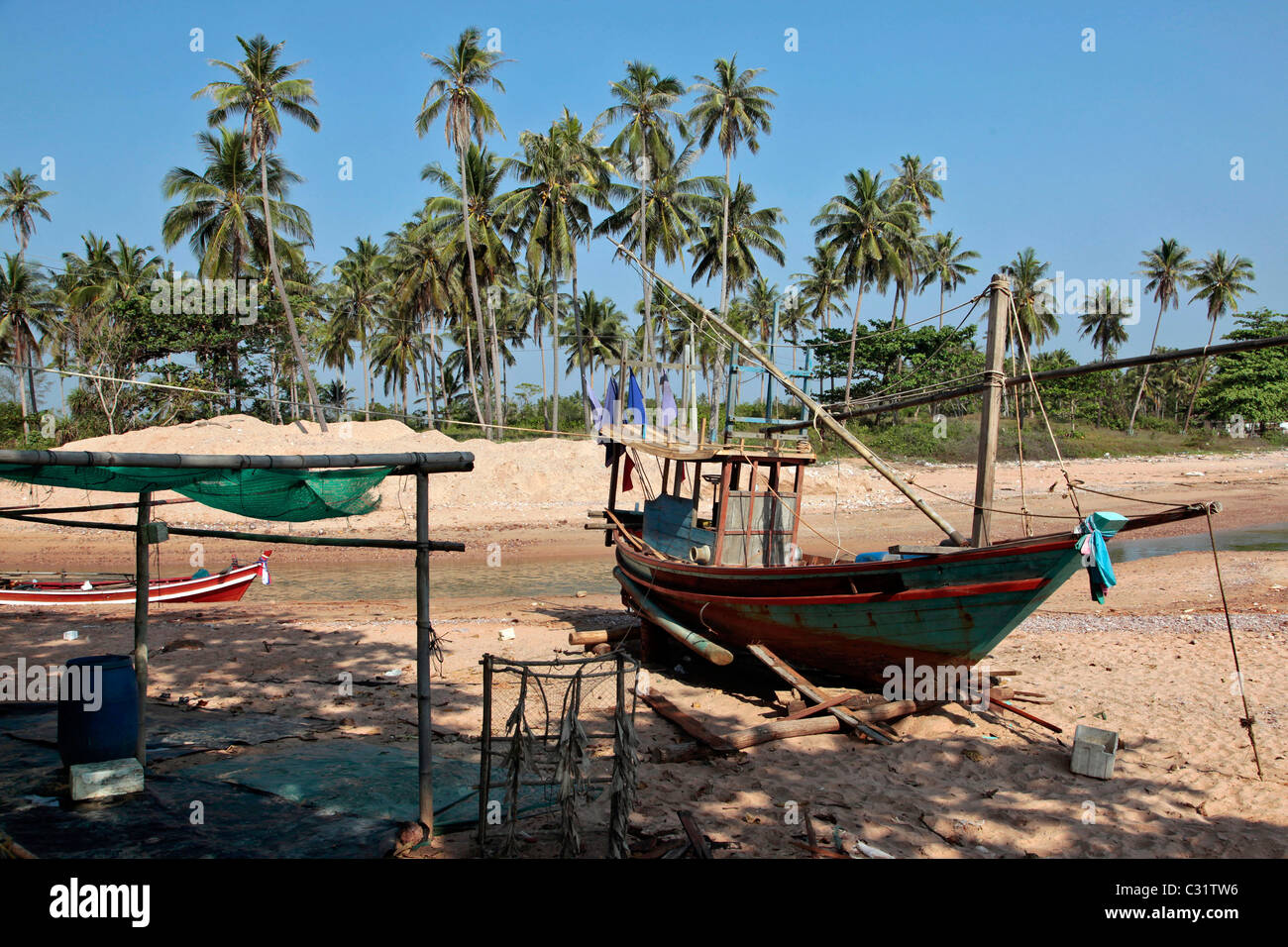 Barca sulla spiaggia di un piccolo porto di pesca, regione di BANG SAPHAN, Thailandia, ASIA Foto Stock