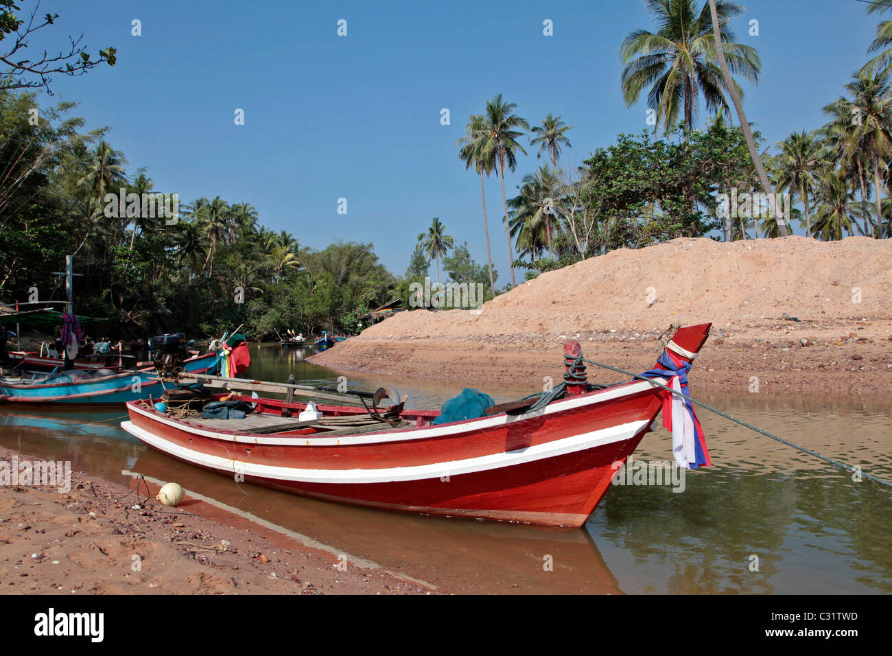 Barca sulla spiaggia di un piccolo porto di pesca, regione di BANG SAPHAN, Thailandia, ASIA Foto Stock