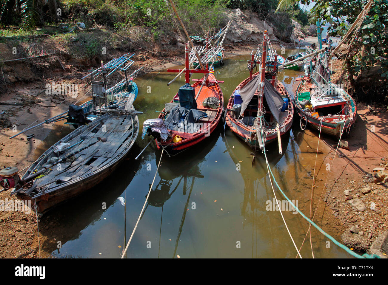 Barche ormeggiate in un ramo di un fiume, villaggio di pescatori VICINO A BANG SAPHAN, Thailandia, ASIA Foto Stock