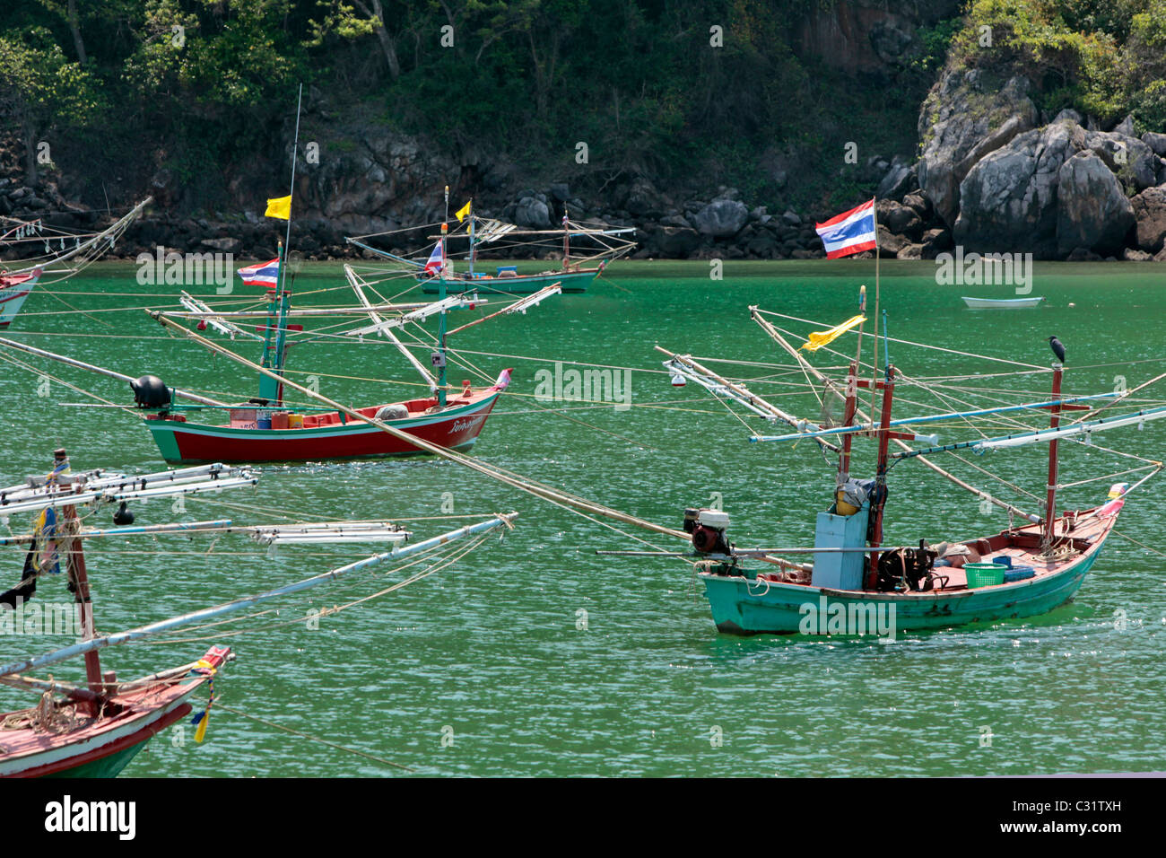 Rientro dalla pesca, barche ormeggiate nella parte anteriore di un villaggio di pescatori, Regione di BANG SAPHAN, Thailandia, ASIA Foto Stock