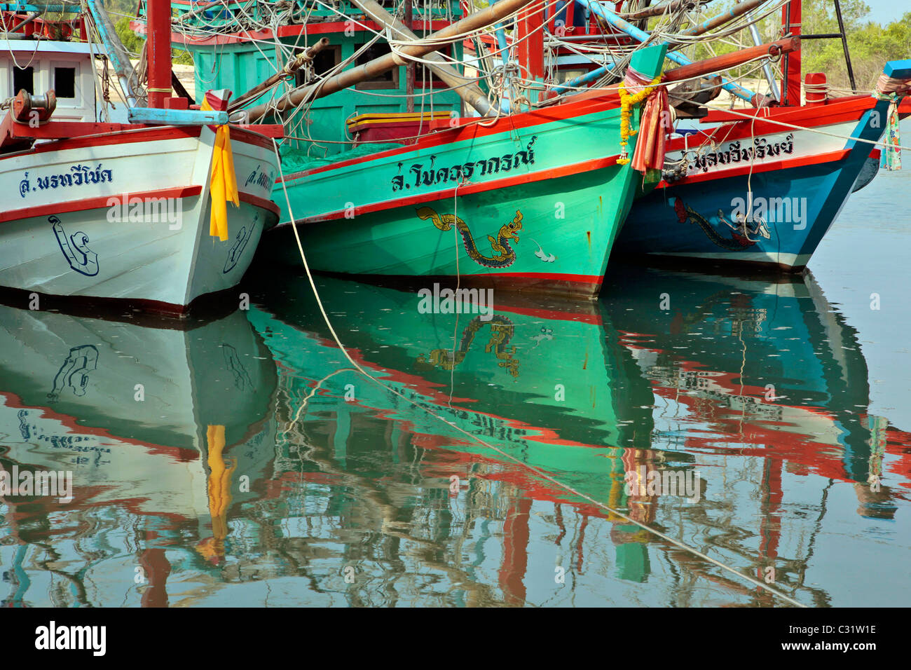 Barche da pesca e la loro riflessione, PORTO DI PESCA DI BANG SAPHAN, Thailandia, ASIA Foto Stock