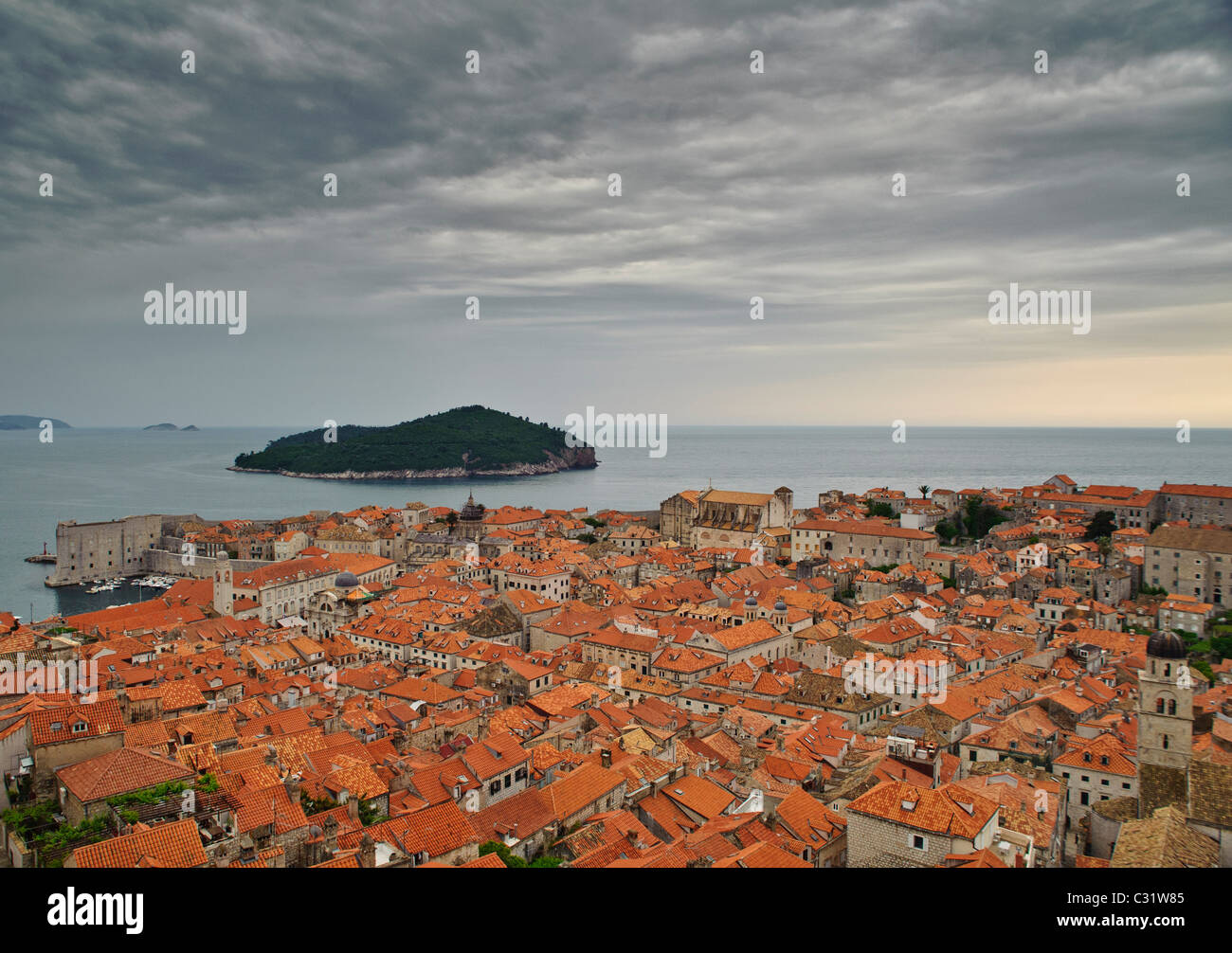 Vista dalle mura di Dubrovnik a mare Adriatico e isola di Lokrum, Croazia, Europa Foto Stock