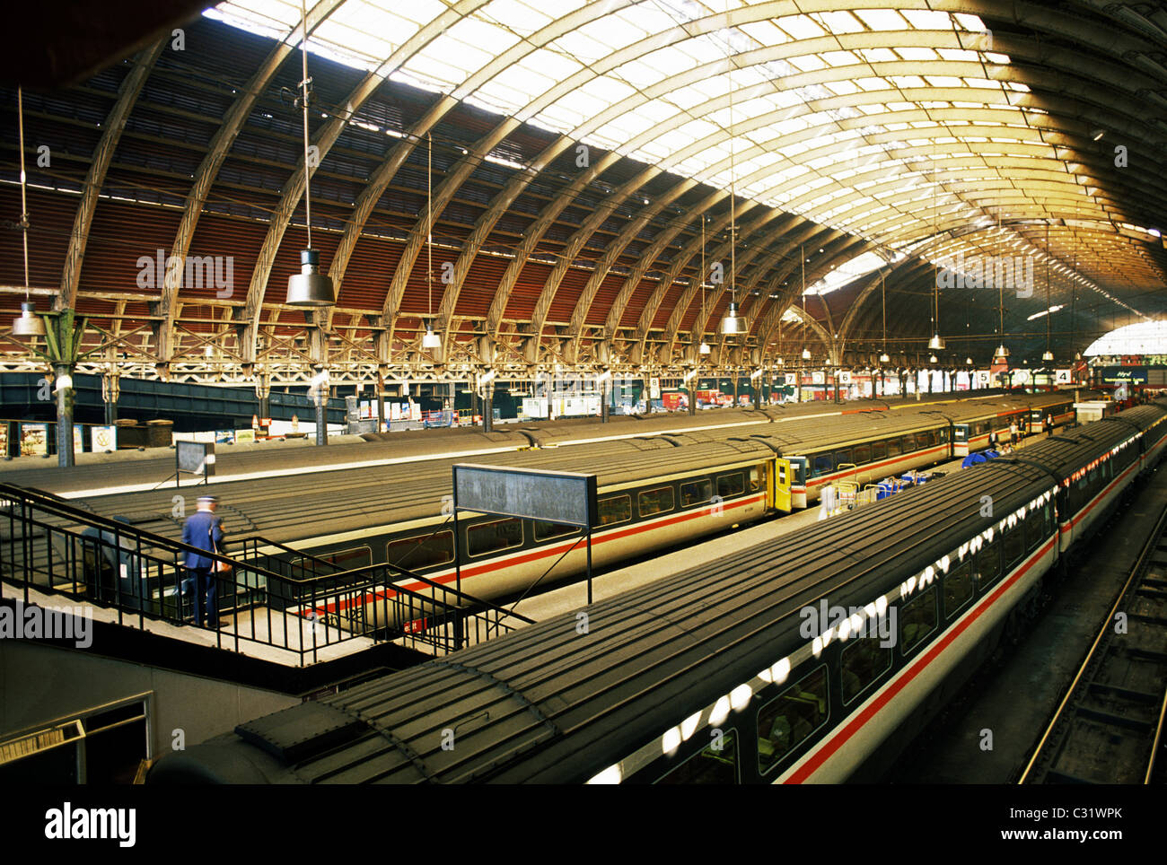 La stazione ferroviaria di Paddington piattaforme e tetto ad arco, Londra treno piattaforma treni Inghilterra Inglese UK station terminus Foto Stock