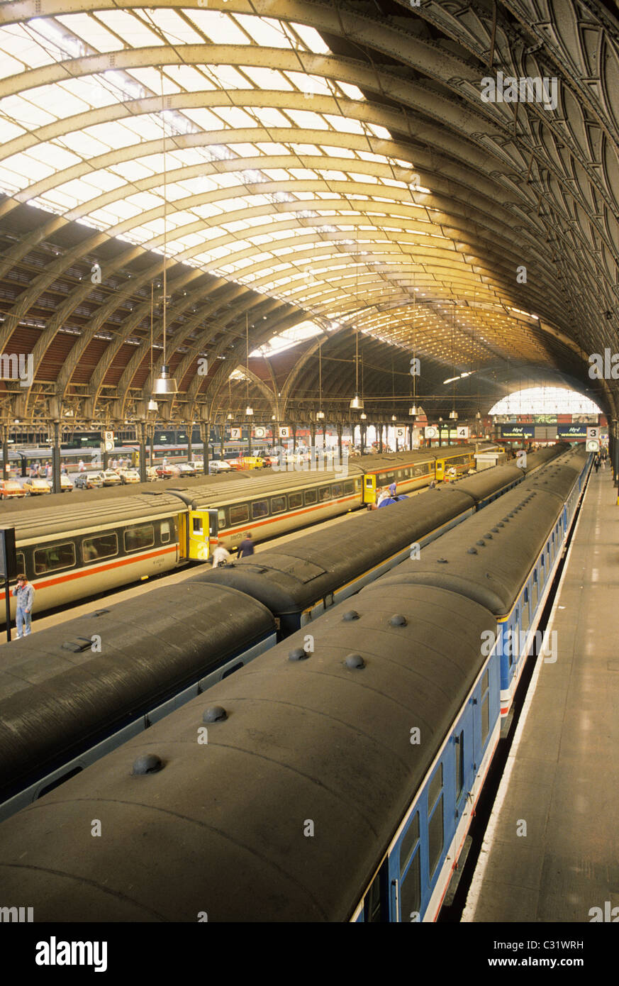 La stazione ferroviaria di Paddington piattaforme e tetto ad arco, Londra treno piattaforma treni Inghilterra Inglese UK station terminus Foto Stock