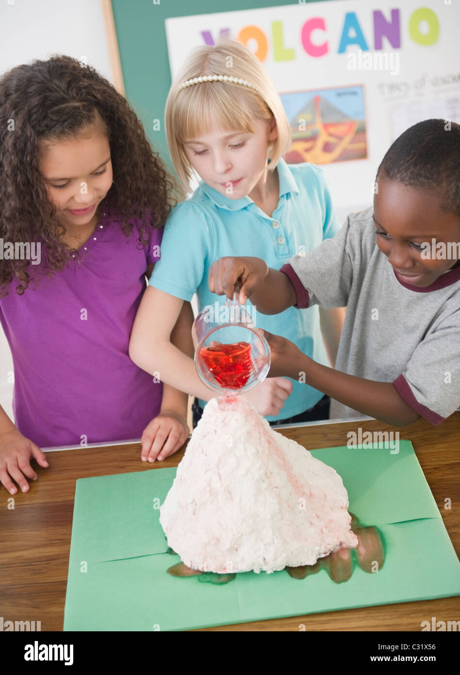 I bambini guardando il ragazzo con il modello VULCANO Foto Stock