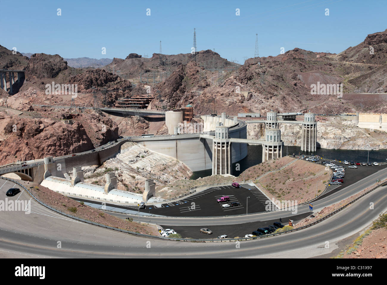 La diga di Hoover, il Lago Mead, il Fiume Colorado e il Lago Mead vicino a Las Vegas, Nevada. Struttura in calcestruzzo a River Valley. Strade. Foto Stock