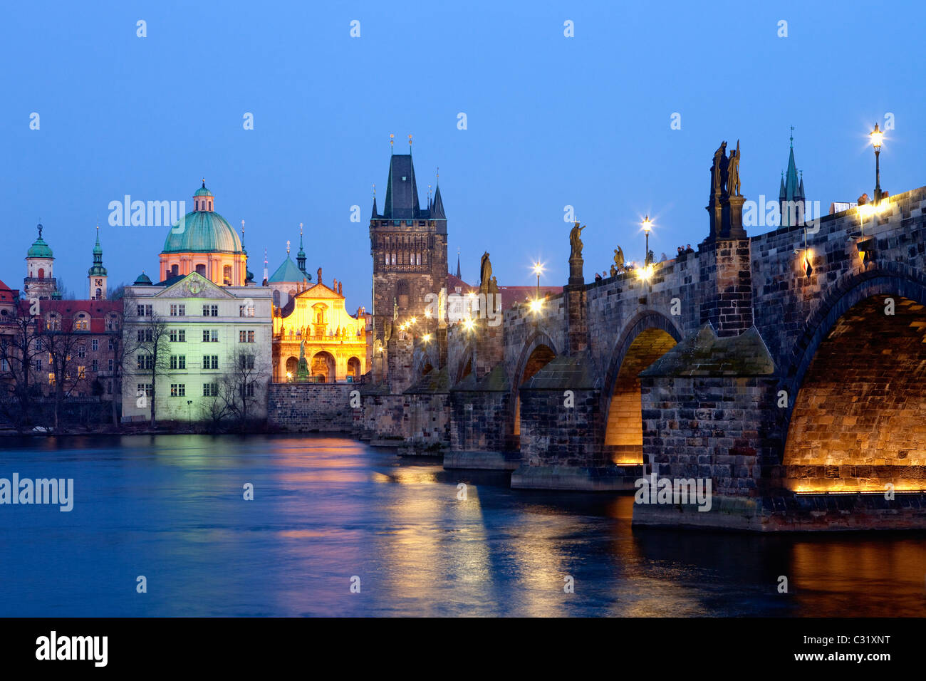 Repubblica ceca Praga - il ponte Charles e sulle guglie della città vecchia al crepuscolo Foto Stock