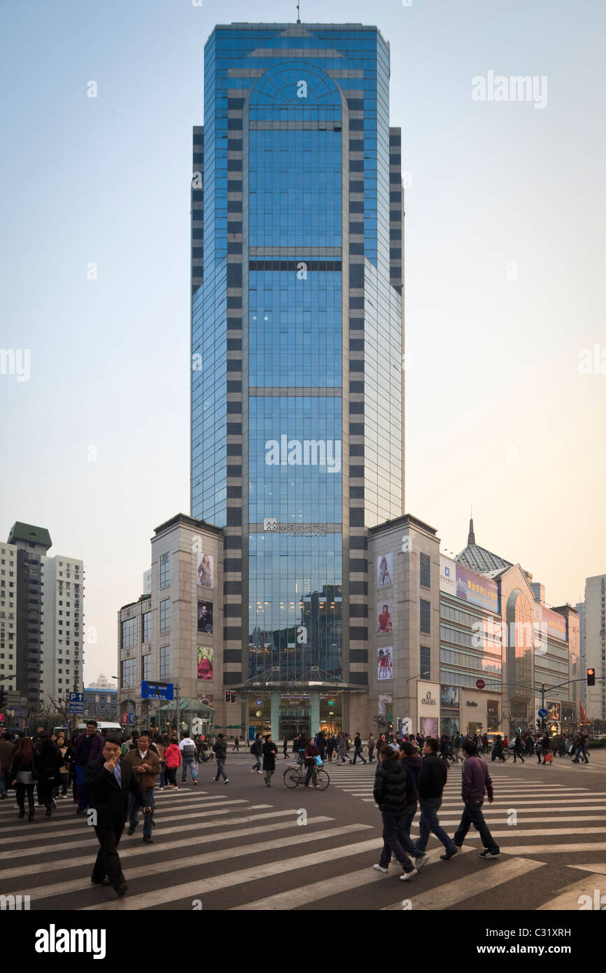 La gente lo shopping nel quartiere Pudong di Shanghai, Foto Stock