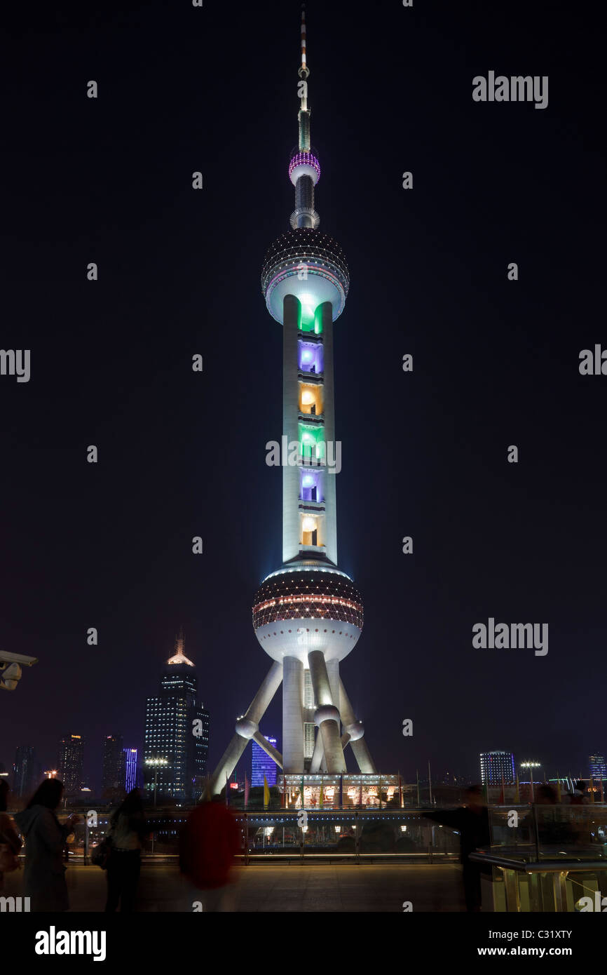 Oriental Pearl Tower di notte in Shanghai Pudong District. Foto Stock
