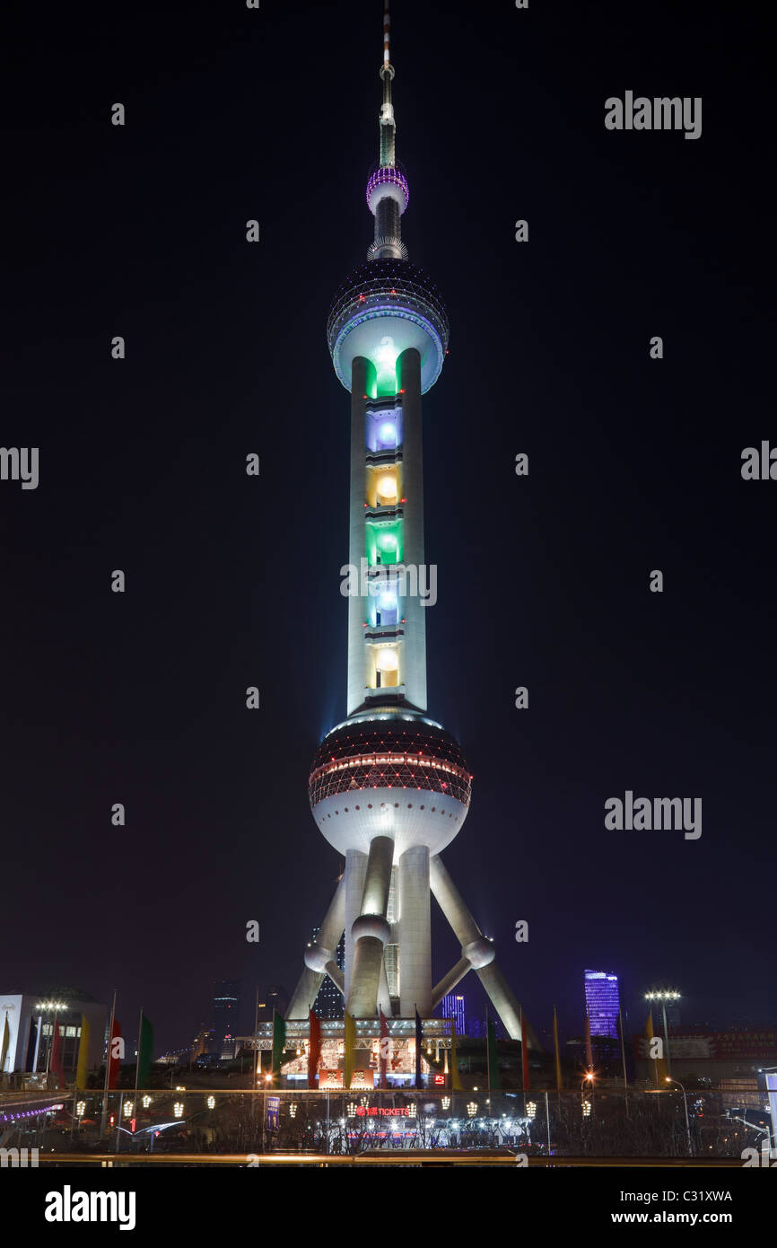 Oriental Pearl Tower di notte in Shanghai Pudong District. Foto Stock