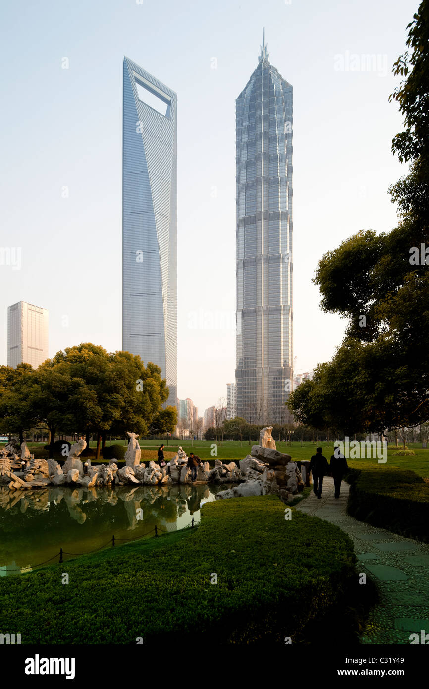 Il World Financial Center (sinistra ) e la Torre di Jin Mao nel Distretto di Pudong di Shanghai in Cina. Foto Stock