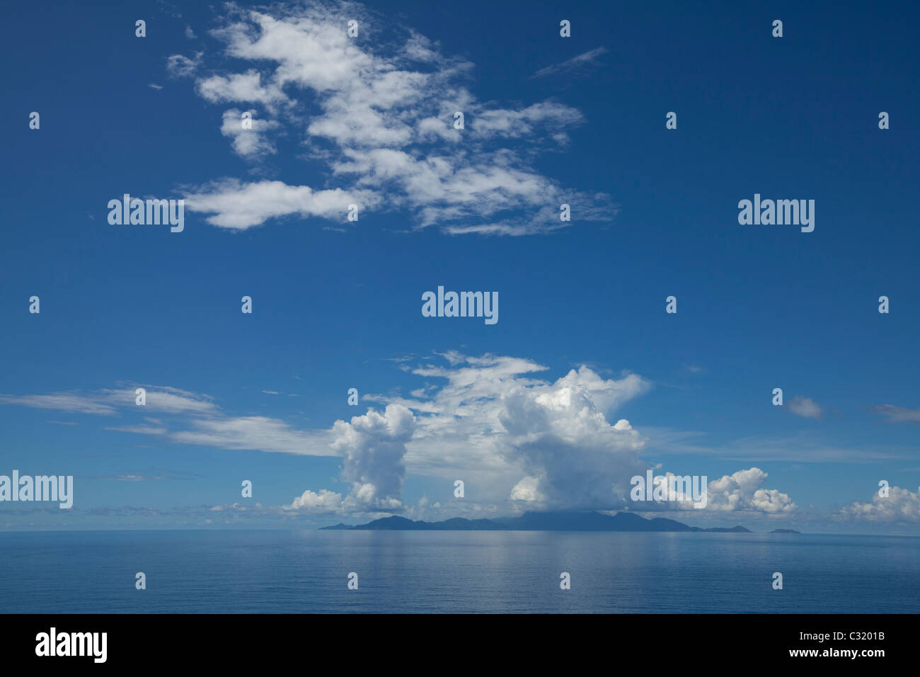 Grandi cumuli di nuvole accumularsi su isola di Mahe, Seicelle Foto Stock