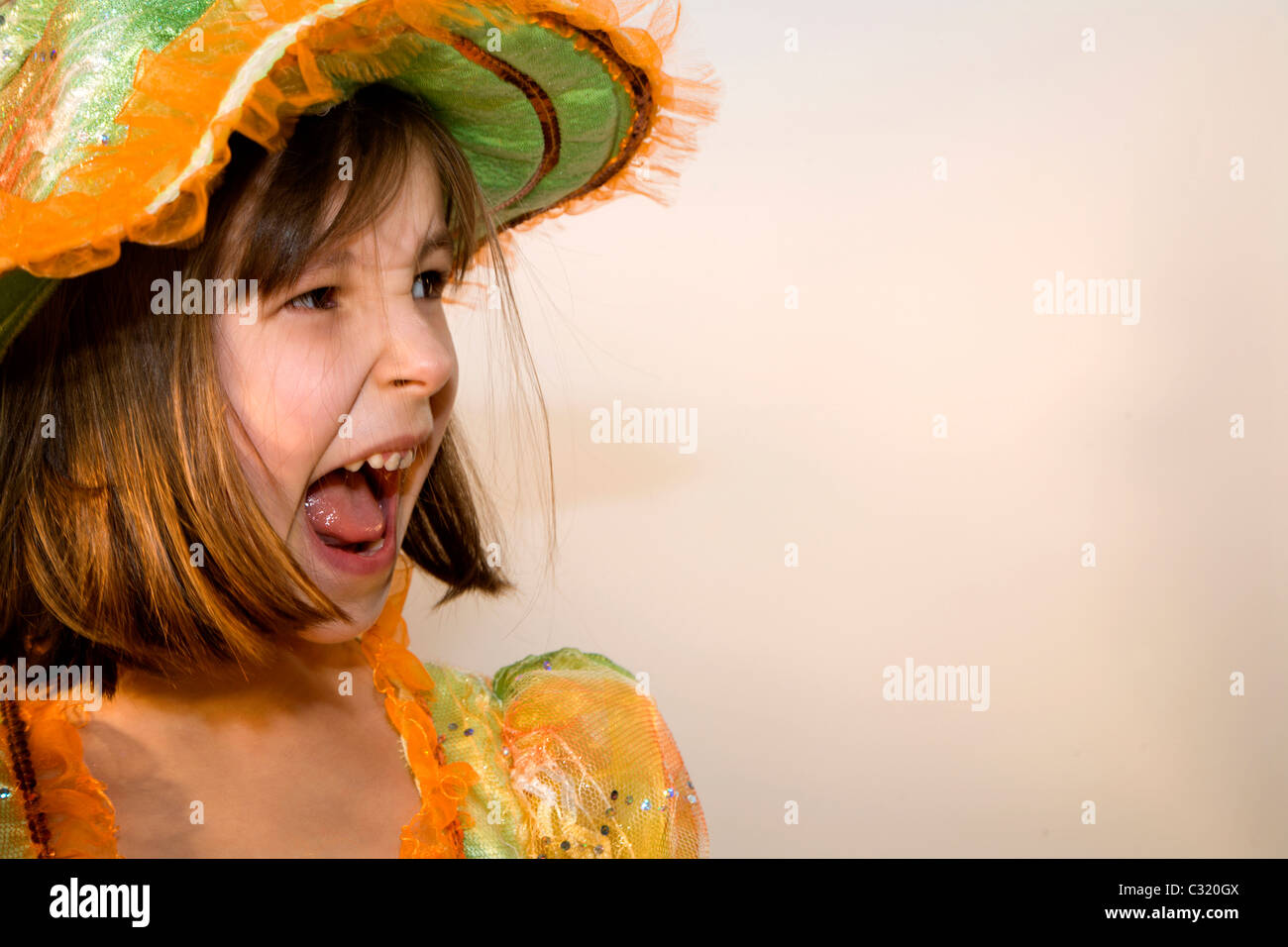 Il divertimento dei bambini in abiti di carnevale Foto Stock