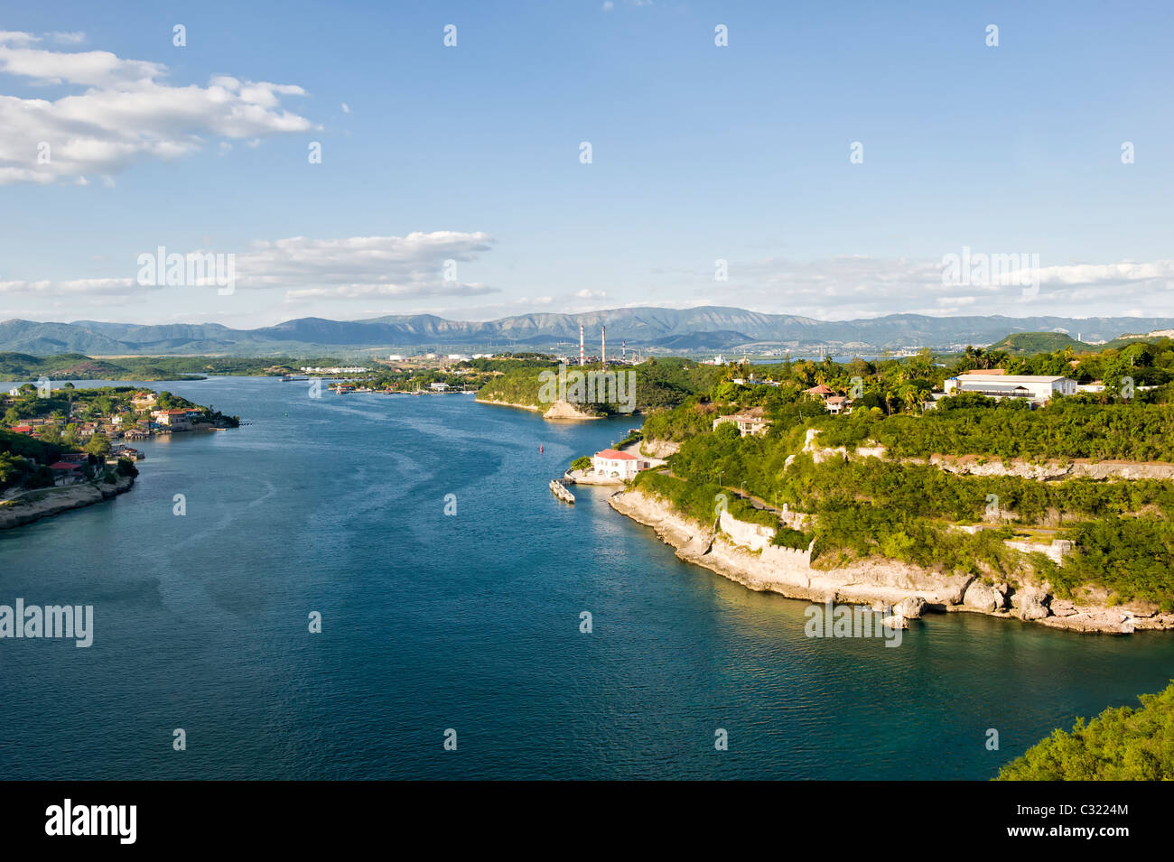 Ingresso di Santiago de Cuba bay visto dalla Fortezza di San Pedro de la Roca o Castillo del Morro, Cuba Foto Stock