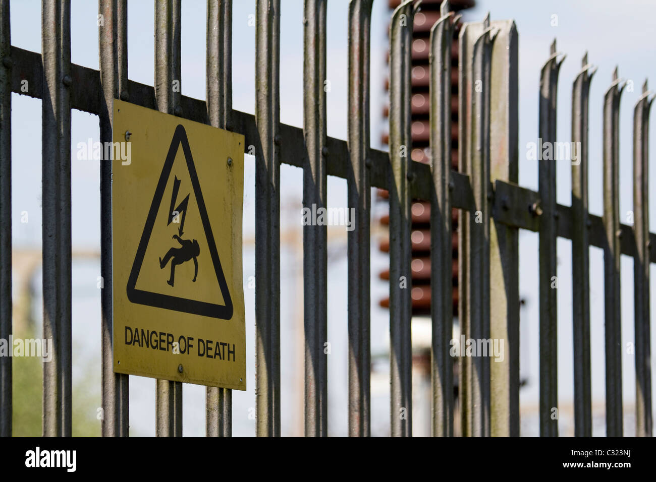 Segnale di pericolo di morte nella sottocentrale elettrica di Essex, Regno Unito, che sottolinea i pericoli di alta tensione presenti intorno all'impianto Foto Stock