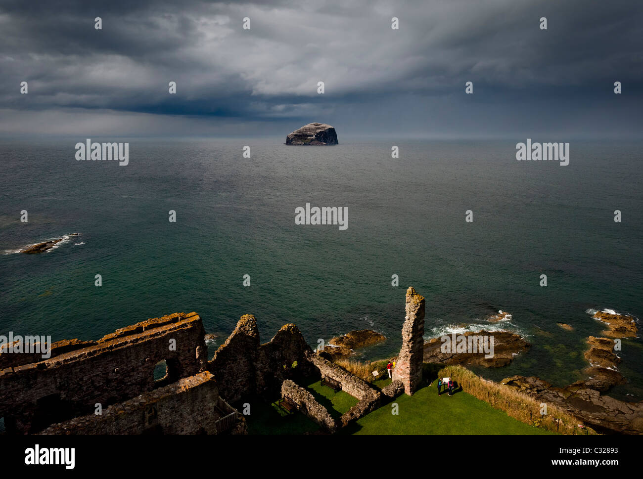 Bass Rock vista dal castello di Tantallon sulla East Lothian costa della Scozia centrale Foto Stock