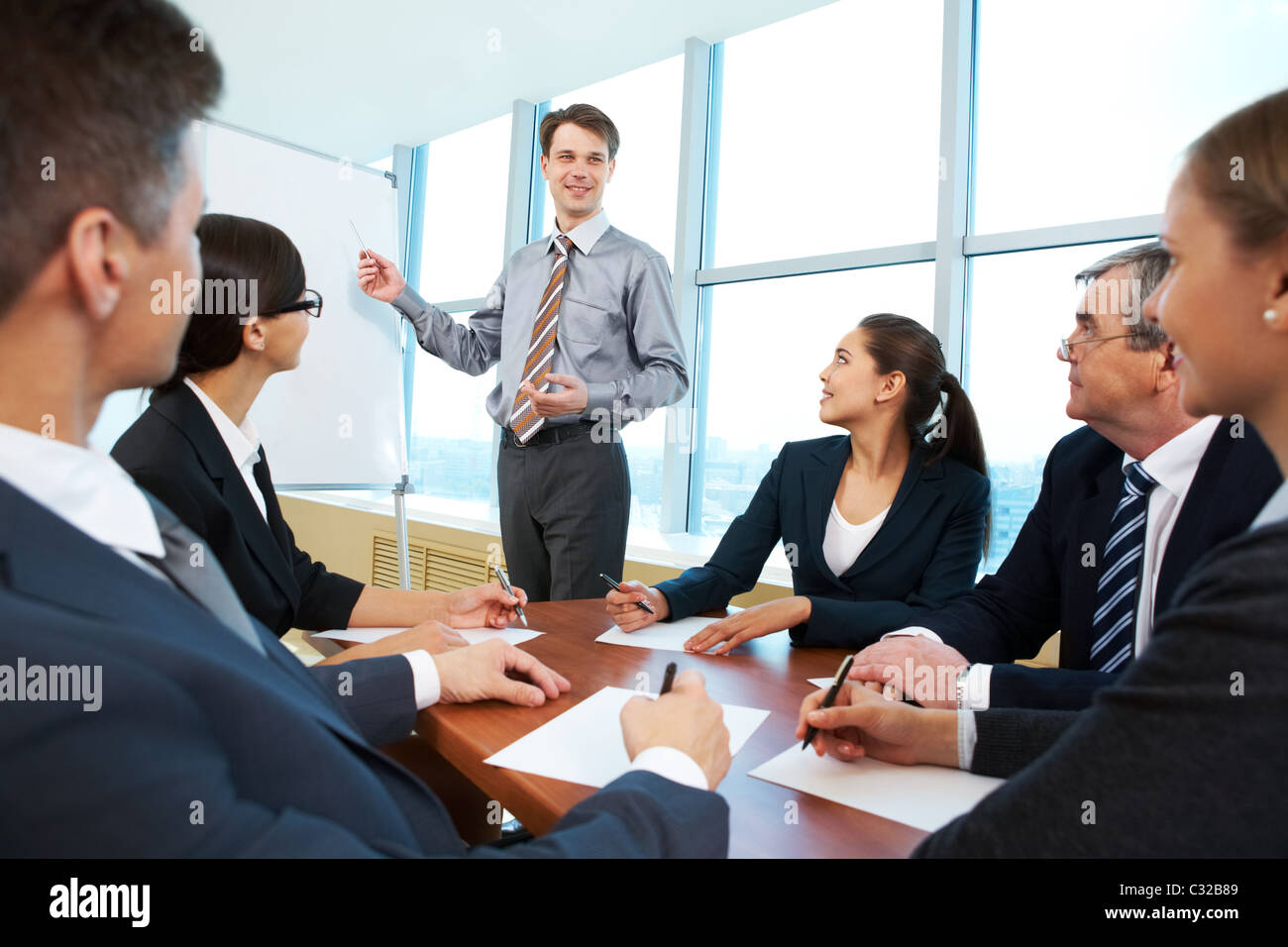 Foto di imprenditore di successo lezione di lettura ai suoi colleghi in occasione della presentazione del nuovo progetto Foto Stock