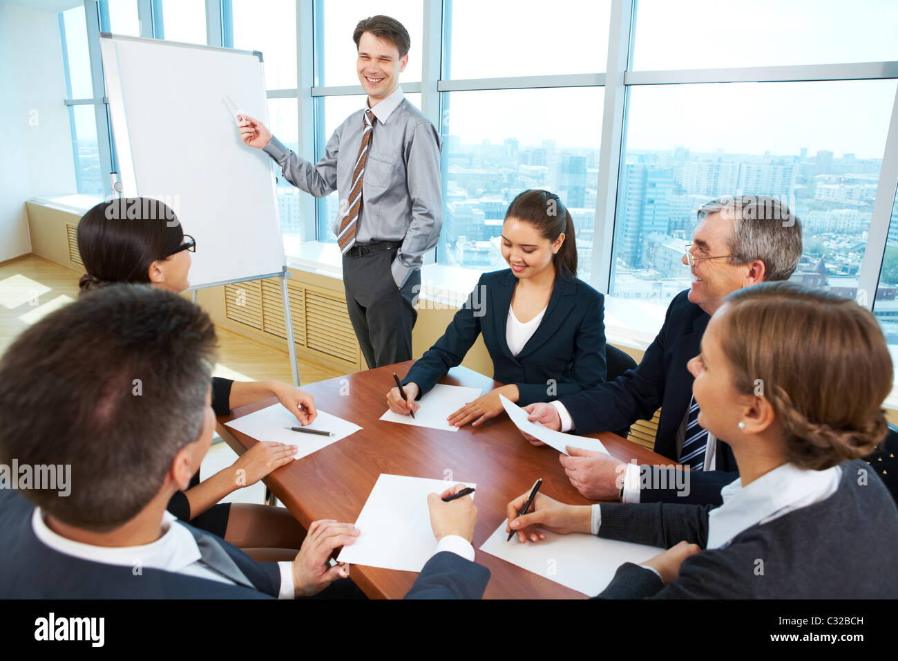 Foto di imprenditore di successo lezione di lettura ai suoi colleghi in occasione della presentazione del nuovo progetto Foto Stock