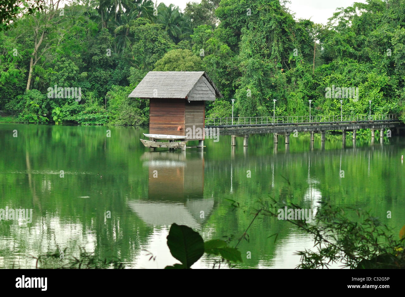 Casa in barca su un lago in Singapore Zoo Foto Stock