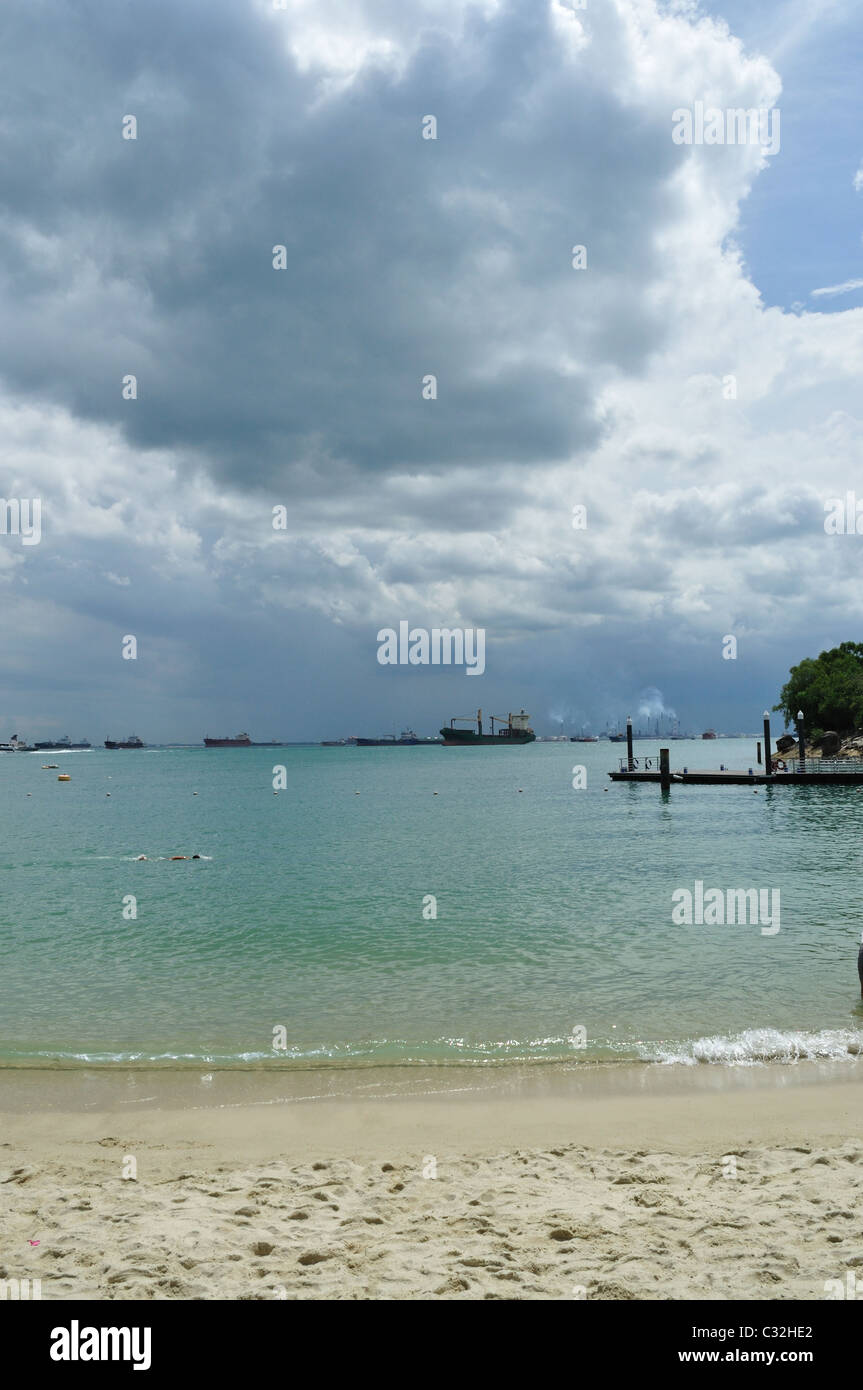 Navi da carico al largo della costa di Singapore Foto Stock