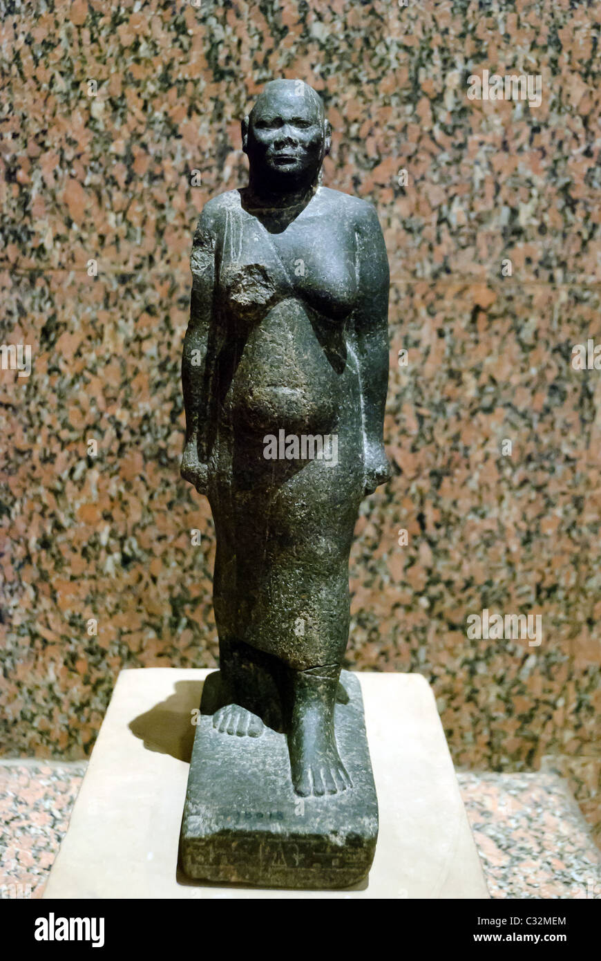 Statua di Iriketakana, ufficiale inviato dal re di kush in Egitto. Il granito - VII secolo A.C. - Karnak. Museo Nubiano, Aswan, Alto Egitto Foto Stock