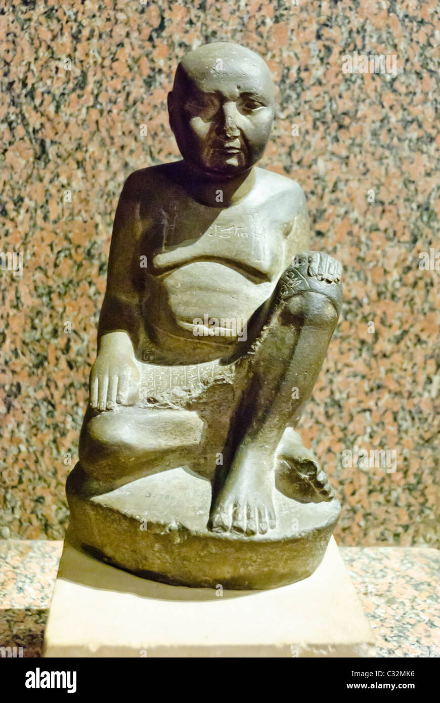 Statua di Harwa, maggiordomo di Amenardis, la divina moglie di Amon - Kushite arte - scisto - XXV dinastia - Karnak. Museo Nubiano, Aswan, Alto Egitto Foto Stock