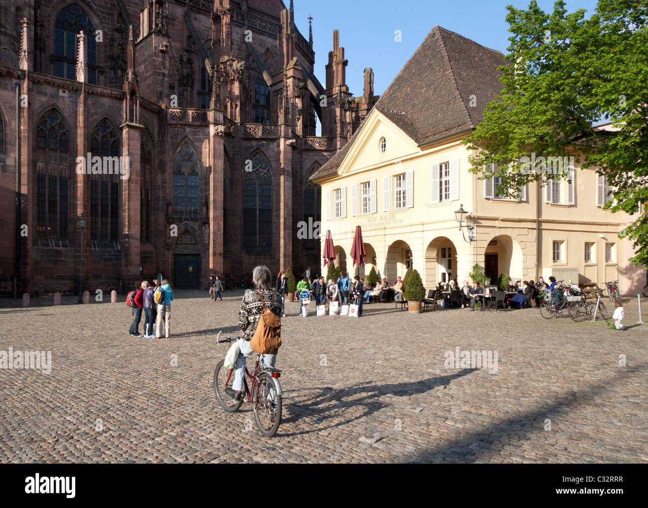 Raduno di persone in serata in Münster Plattz, la piazza della Cattedrale di Friburgo, Germania Foto Stock