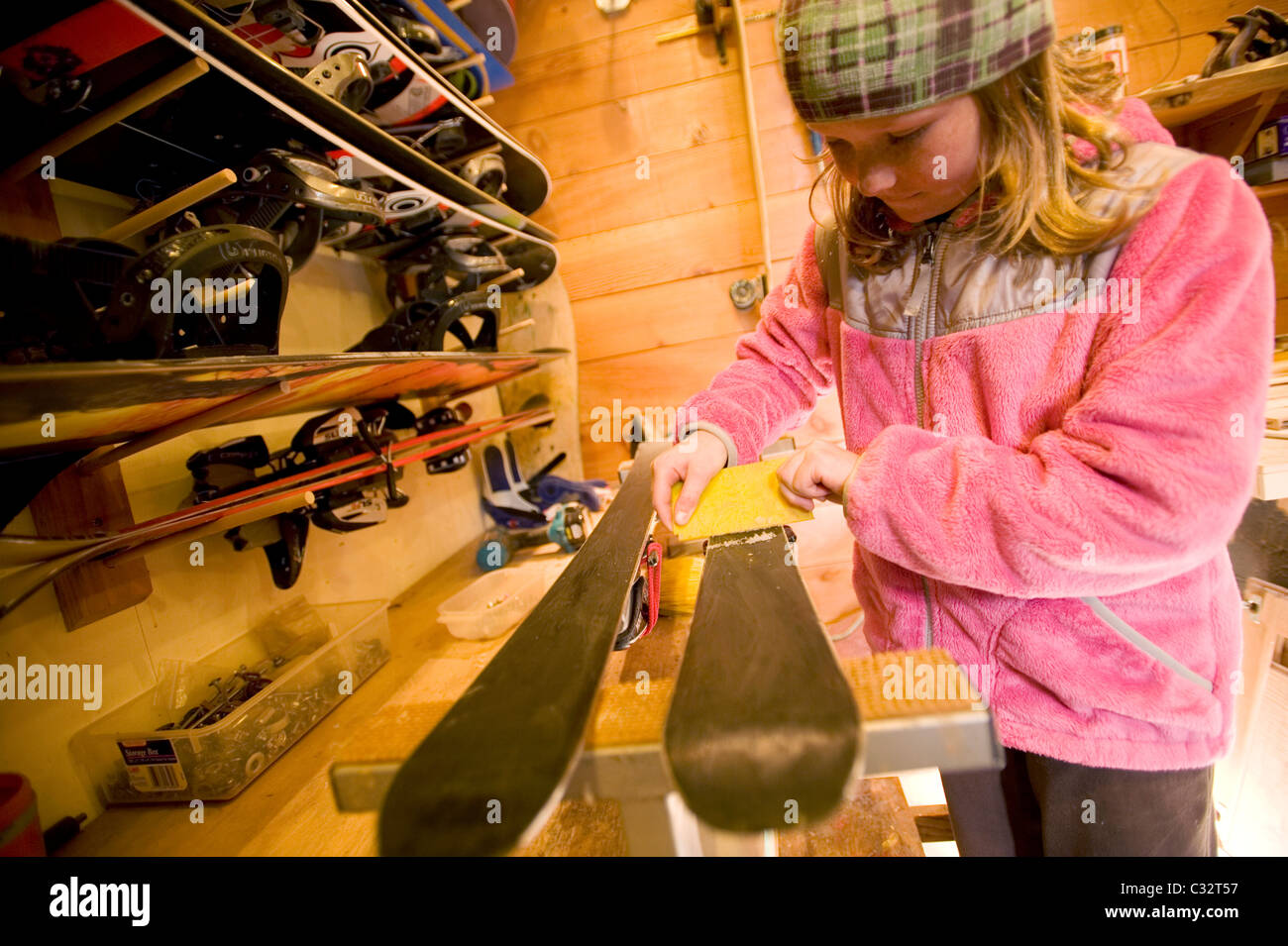 Una ragazza cere una coppia di cieli in Lake Tahoe, California. Foto Stock