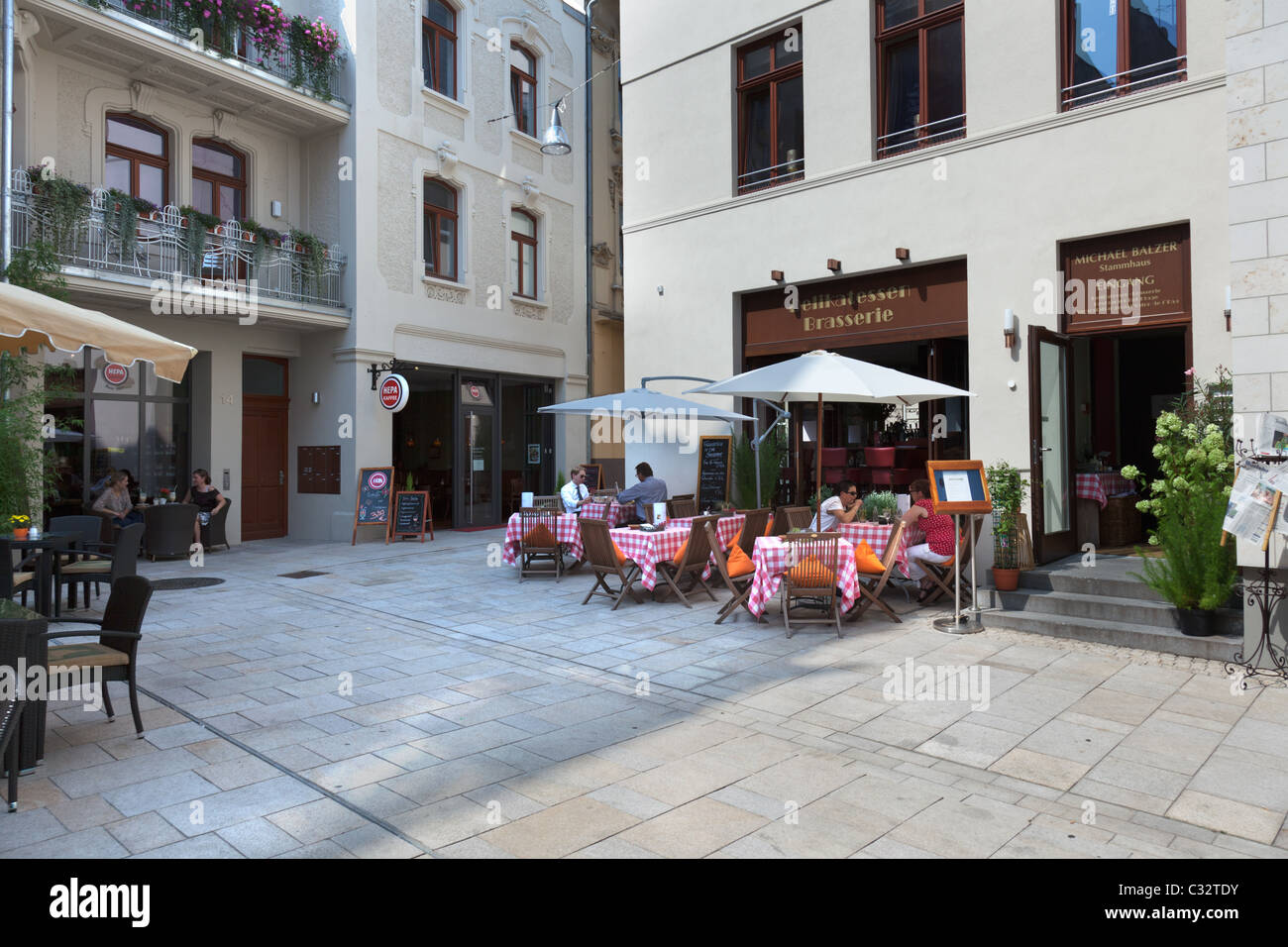 Kleine Schwalbacher Str a Wiesbaden, in una delle tante piccole vie pedonali dove caffetterie e ristoranti possono essere trovati. Foto Stock