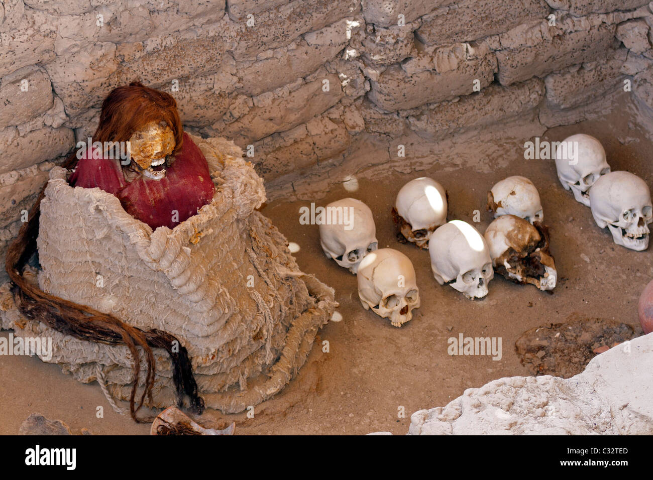 Popolo Nazca mummia vicino a Nazca, Perù, il cimitero di Chauchilla, da circa 200 D.C. Foto Stock