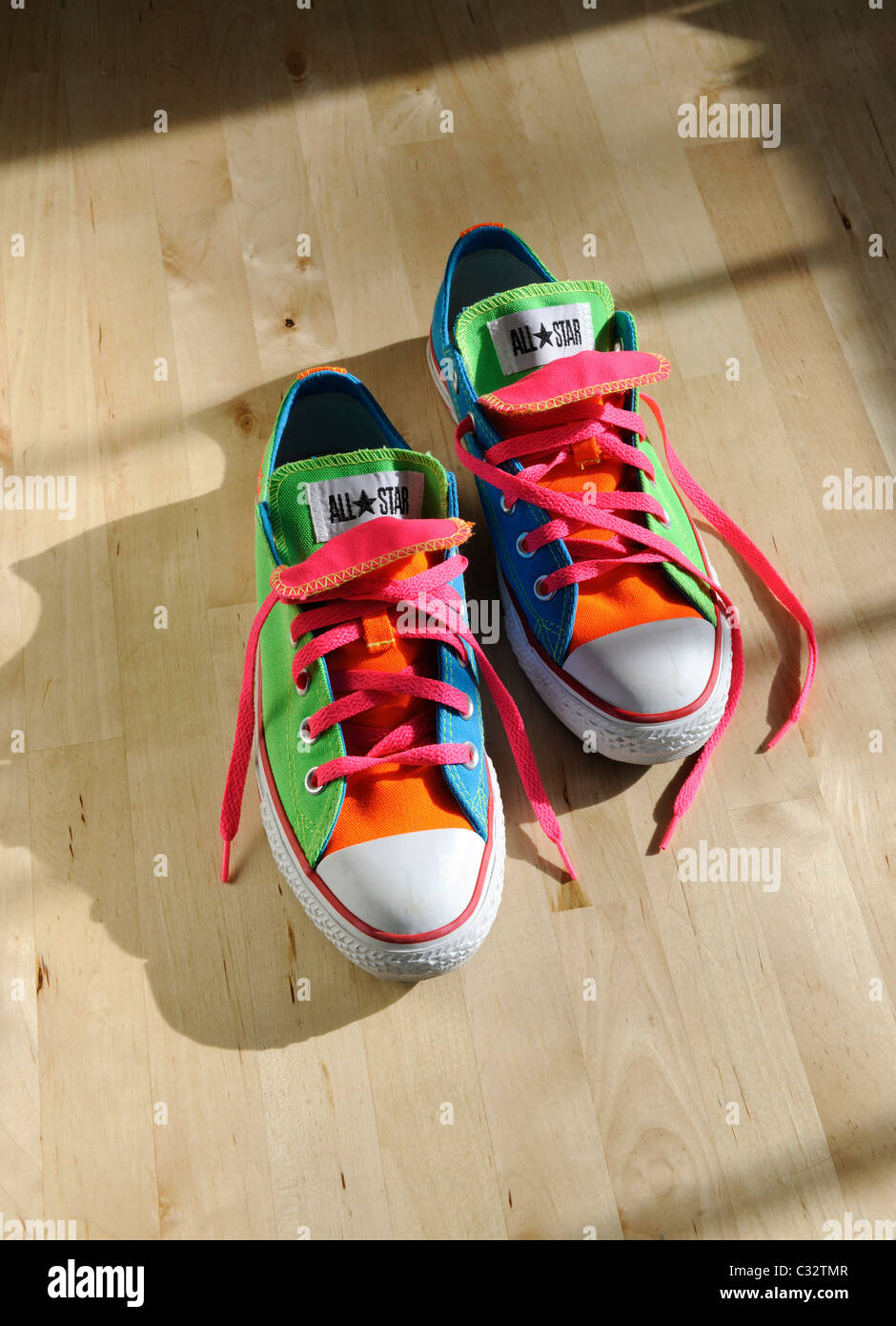 Nuovo Converse All Star sneakers ordinato dal sito web dove utente sceglie  quali colori alla mietitrebbia Foto stock - Alamy