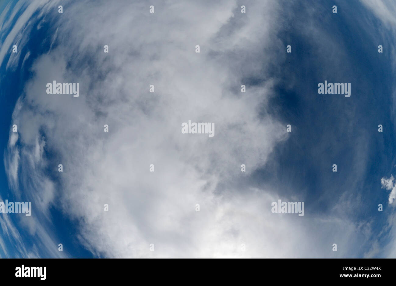 Arrotondato cielo blu con nuvole Foto Stock