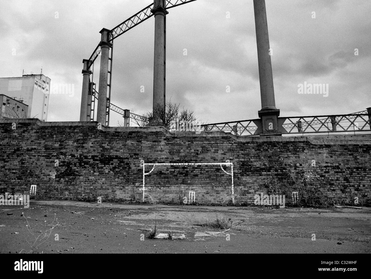 Dipinto goalpost abbandonati nella zona di Liverpool Foto Stock
