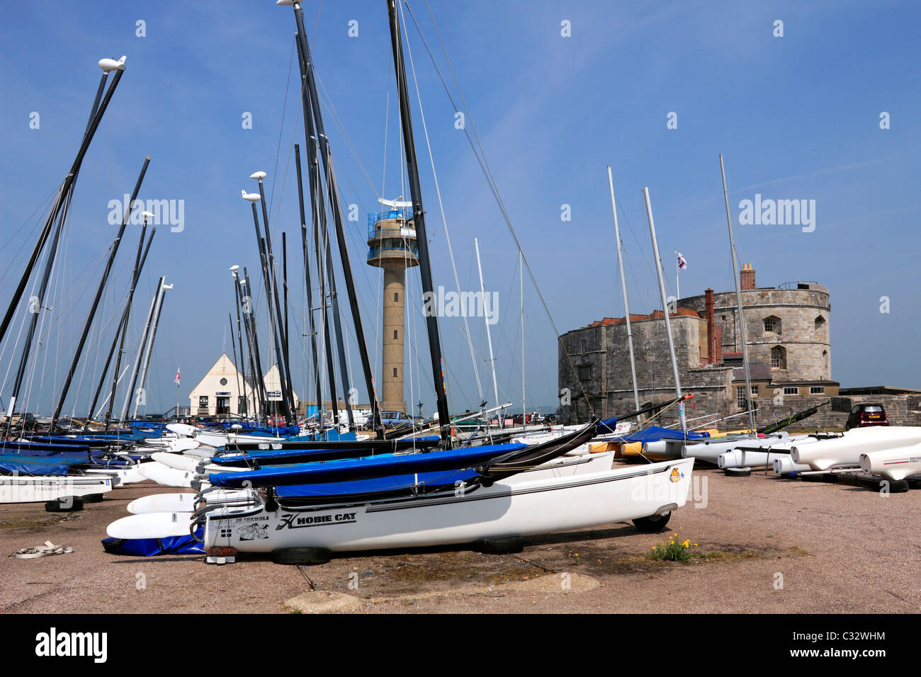 Nsc Calshot torre, il castello e il RNLI scialuppa di salvataggio sulla stazione Southampton acqua dove si congiunge con il Solent Hampshire, Inghilterra, Regno Unito Foto Stock