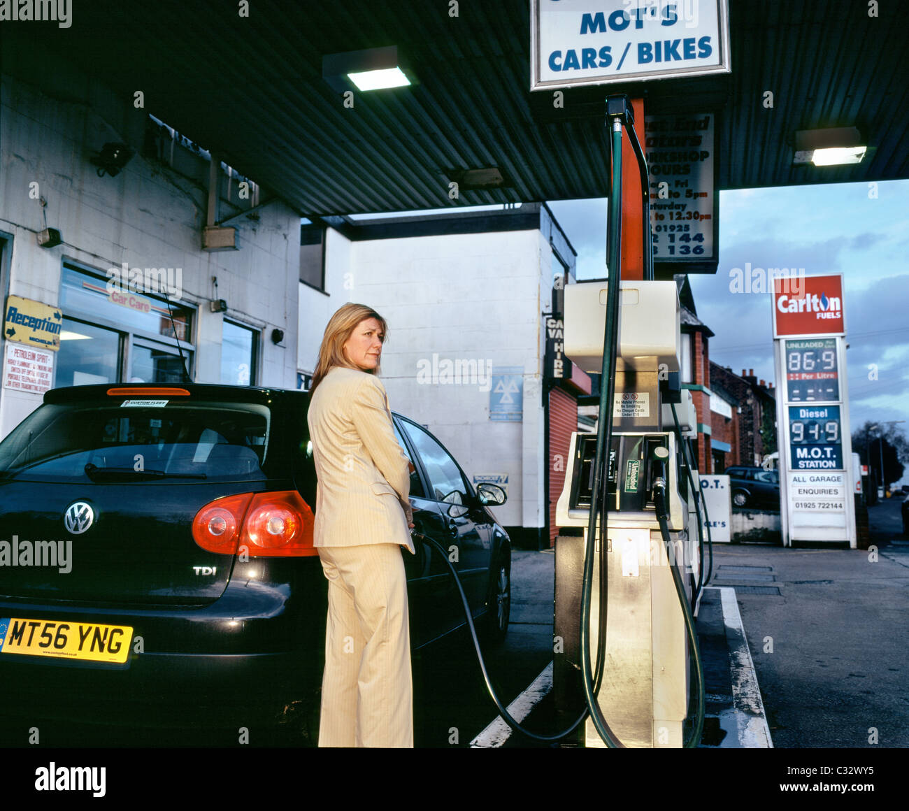 Donna auto per i rifornimenti di carburante Foto Stock