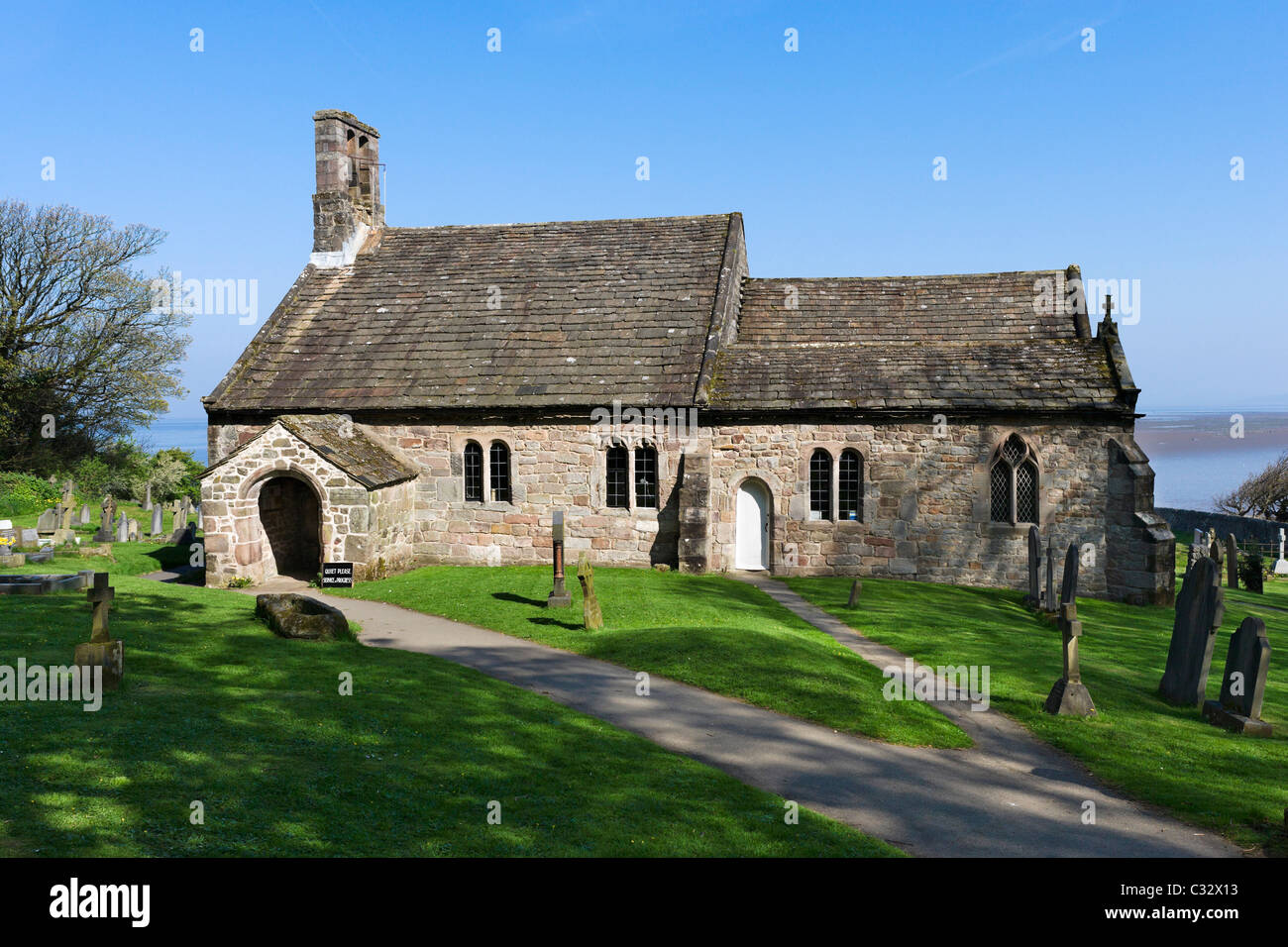 La storica chiesa di St Peter nel villaggio di Heysham, vicino a Morecambe, Lancashire, Regno Unito Foto Stock