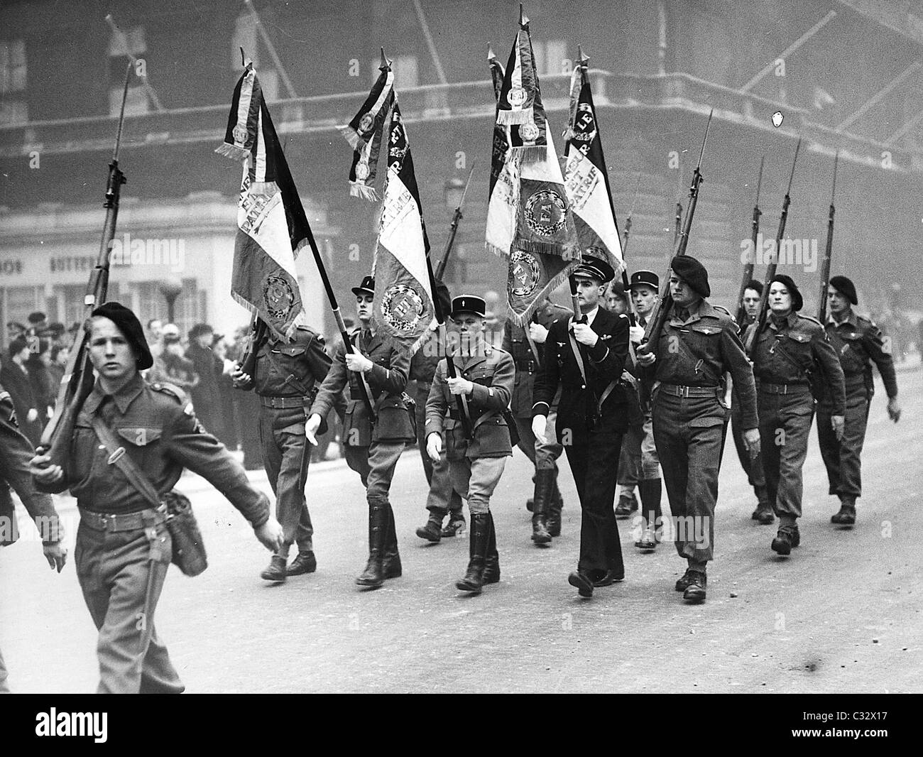 Libera truppe alpine francesi con distintivi berretti marzo a Londra con regimental standard e baionette fisso. WW11. Foto Stock