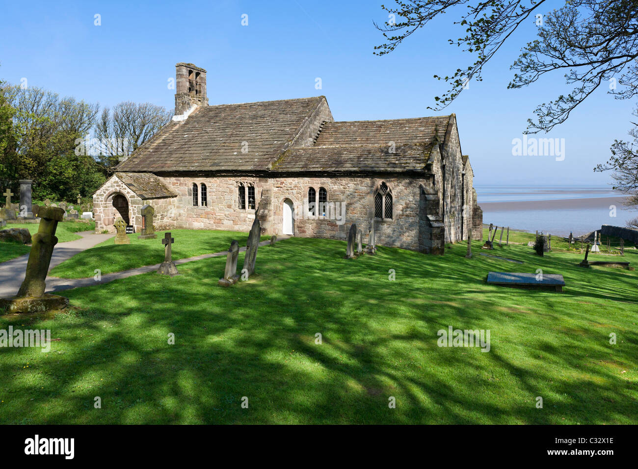 La storica chiesa di St Peter nel villaggio di Heysham, vicino a Morecambe, Lancashire, Regno Unito Foto Stock